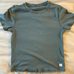 Vuori women’s ribbed fitted tee - size Medium